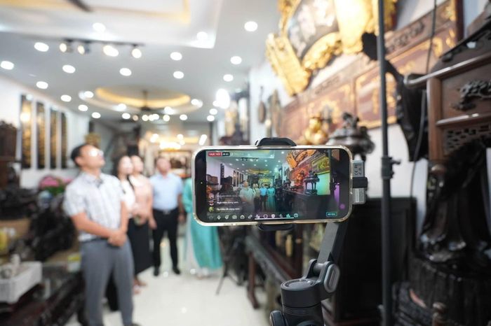 Các phiên livestream giúp quảng bá sản phẩm làng nghề. Ảnh: Nga Nguyễn