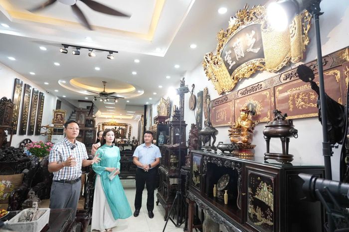 Anh Nguyễn Duy Mạnh, chủ cơ sở đồ gỗ Mạnh Phùng giới thiệu sản phẩm của gia đình. Ảnh: Nga Nguyễn