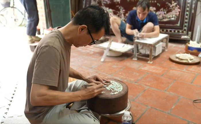 Quy trình chế tác khảm trai đòi hỏi sự tỉ mỉ, tài hoa của người thợ. Ảnh: PV