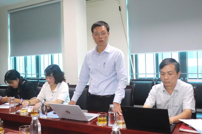 Chủ tịch Ủy ban MTTQ Việt Nam phường Ba Đình Võ Hồng Vinh báo cáo với Đoàn giám sát. Ảnh: Hiền Chi