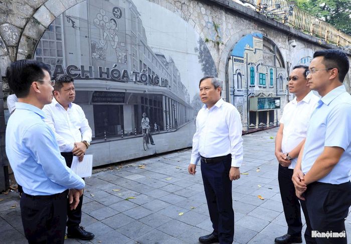 Chủ tịch UBND thành phố Vũ Đại Thắng cùng đoàn công tác của thành phố đến kiểm tra thực địa khu vực 131 vòm cầu đường sắt. Ảnh: Viết Thành