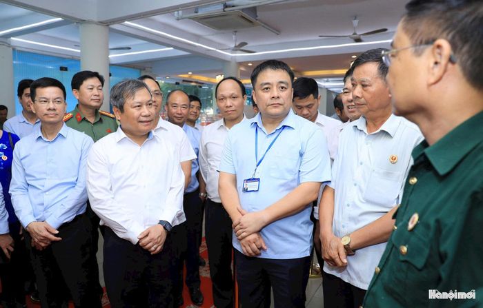 Chủ tịch UBND thành phố Vũ Đại Thắng cùng đoàn công tác của thành phố kiểm tra thực tế công tác tổ chức lấy ý kiến tại phường Bồ Đề. Ảnh: Viết Thành