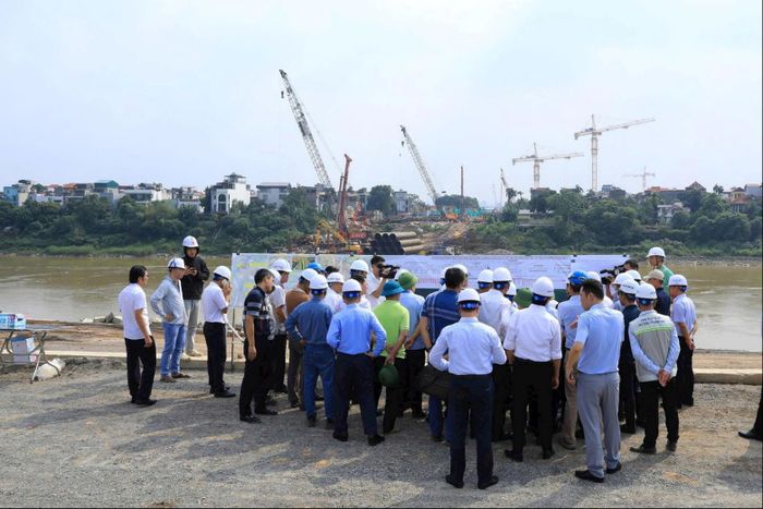 Chủ tịch UBND thành phố Vũ Đại Thắng cùng đoàn công tác đã đến kiểm tra thực địa Dự án đầu tư xây dựng cầu Tứ Liên và đường hai đầu cầu. Ảnh: Viết Thành
