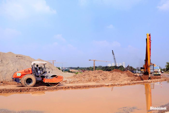 Các đơn vị thi công đang tích cực triển khai dự án. Ảnh: Viết Thành