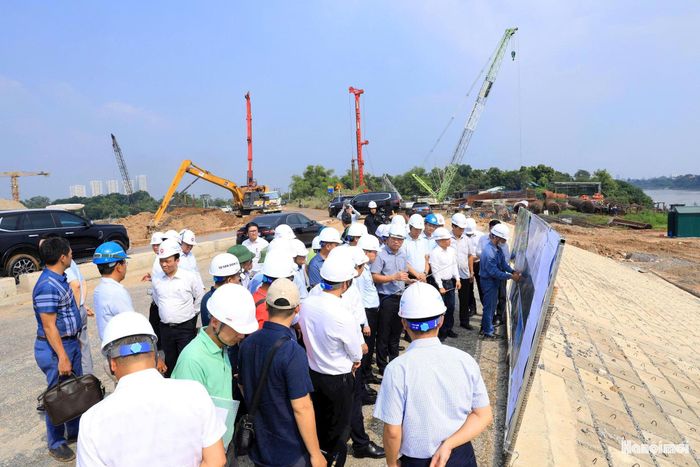 Chủ tịch UBND thành phố Vũ Đại Thắng cùng đoàn công tác nghe báo cáo việc triển khai Dự án đầu tư xây dựng cầu Tứ Liên và đường hai đầu cầu. Ảnh: Viết Thành