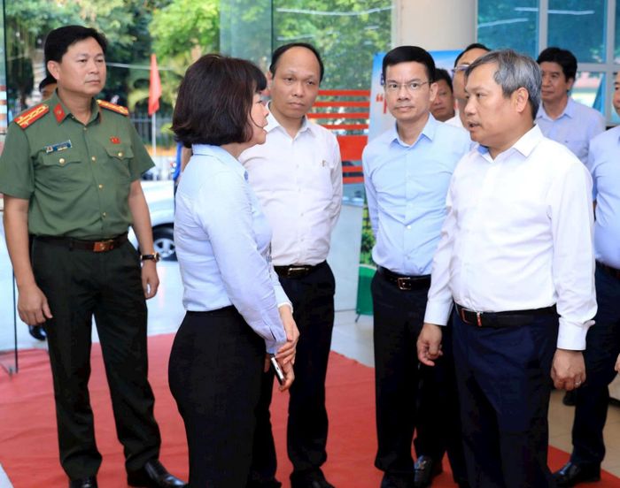 Chủ tịch UBND thành phố Vũ Đại Thắng cùng đoàn công tác của thành phố nghe đơn vị báo cáo. Ảnh: Viết Thành