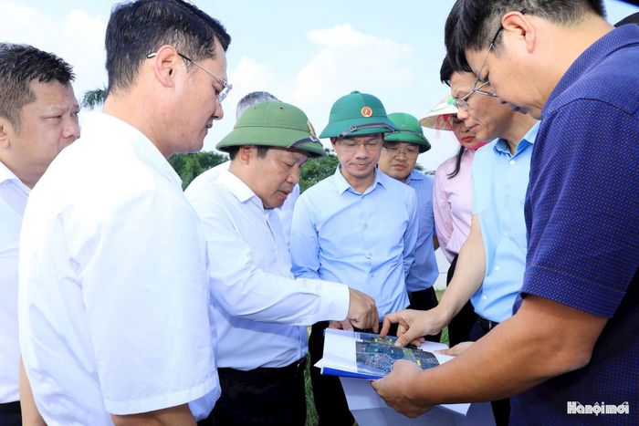 Chủ tịch UBND thành phố Vũ Đại Thắng chỉ đạo tại hiện trường dự án. Ảnh: Viết Thành