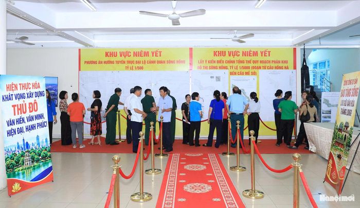 Khu vực cung cấp thông tin để thuận tiện cho người dân góp ý được bố trí tại trụ sở phường Bồ Đề. Ảnh: Viết Thành