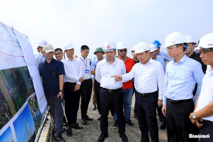 Chủ tịch UBND thành phố Vũ Đại Thắng cùng đoàn công tác kiểm tra thực địa tại Dự án đầu tư xây dựng cầu Tứ Liên và đường hai đầu cầu. Ảnh: Viết Thành