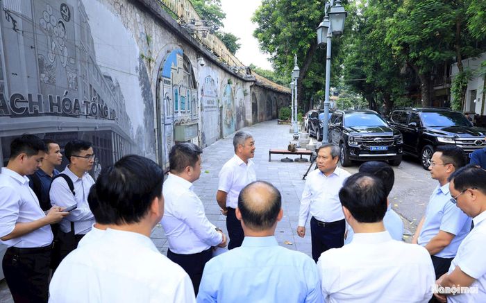 Chủ tịch UBND thành phố Vũ Đại Thắng cùng đoàn công tác của thành phố kiểm tra thực địa khu vực 131 vòm cầu đường sắt. Ảnh: Viết Thành