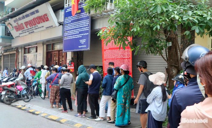 Hơn 70 năm tồn tại, Bảo Phương vẫn giữ cách làm bánh truyền thống và duy trì hình thức bán hàng trực tiếp. Những hàng người nối dài trước cửa hàng mỗi mùa Trung thu vì thế trở thành một hình ảnh đặc trưng, phản ánh sức sống của một hương vị cũ giữa nhịp sống ngày càng hiện đại của Hà Nội.
