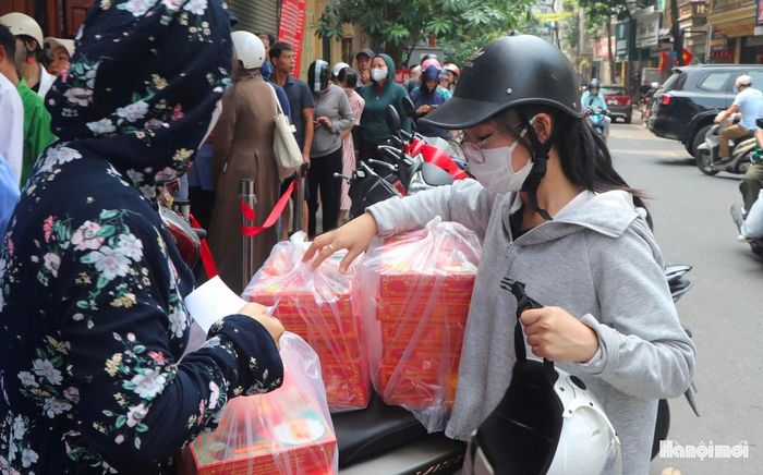 Không ít khách tìm đến Bảo Phương không chỉ để mua vài chiếc bánh thưởng thức mà còn mua số lượng lớn làm quà biếu hoặc chuẩn bị cho những cuộc sum họp gia đình dịp Trung thu.