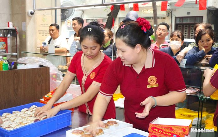 Quy định được cửa hàng duy trì khá nghiêm khi khách phải đứng đúng hàng và chờ đến lượt. Những trường hợp chen ngang hoặc không tuân thủ được yêu cầu xếp hàng sẽ không được phục vụ.