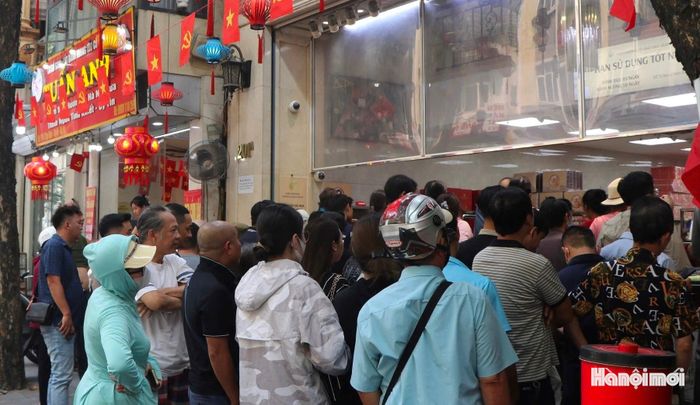 Đến hẹn lại lên, người dân Hà Nội lại xếp hàng mua bánh dịp Tết Trung thu. Các dòng bánh truyền thống như thập cẩm, hạt sen, đậu xanh vẫn là lựa chọn được nhiều khách tìm mua. Lớp vỏ bánh nướng vàng, phần nhân đậm vị tạo nên nét riêng gắn với ký ức Trung thu của nhiều thế hệ người Hà Nội.