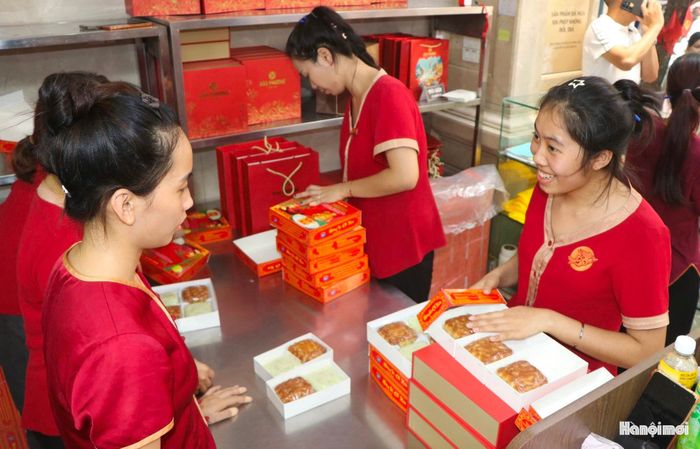 Những ngày cận Trung thu, lượng khách tăng mạnh khiến cơ sở phải liên tục sản xuất và phục vụ.