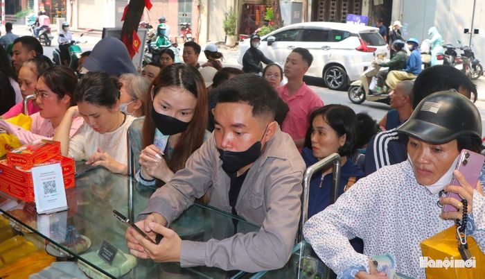 Ghi nhận của phóng viên chiều 21-9, tại cơ sở Bảo Phương trên phố Thụy Khuê, hàng dài khách đứng chờ mua bánh. Càng gần Tết Trung thu, lượng người tìm đến càng đông, tạo nên khung cảnh nhộn nhịp đặc trưng của con phố.