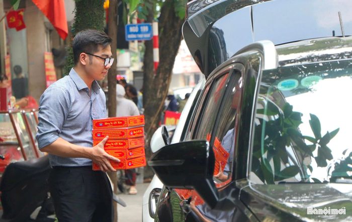 Với nhiều người, việc xếp hàng không đơn thuần là mua một món ăn mà còn là cách tìm lại hương vị Trung thu quen thuộc của gia đình.