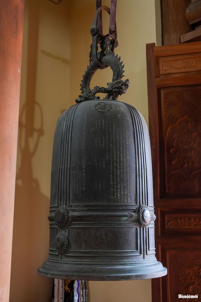 Chiếc chuông đồng “Tiên Linh tự chung”, đúc năm Thành Thái thứ 8 (1896).