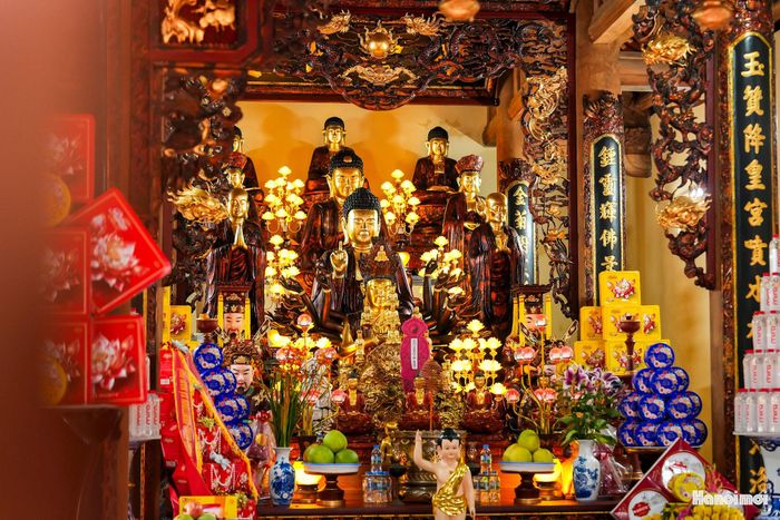 Chùa Vạn Phúc hiện đang lưu giữ nhiều tượng và cổ vật. Trong chùa hiện có ba pho tượng Tam thế, tượng A Di Đà, Quan Âm, Đại Thế Chí...