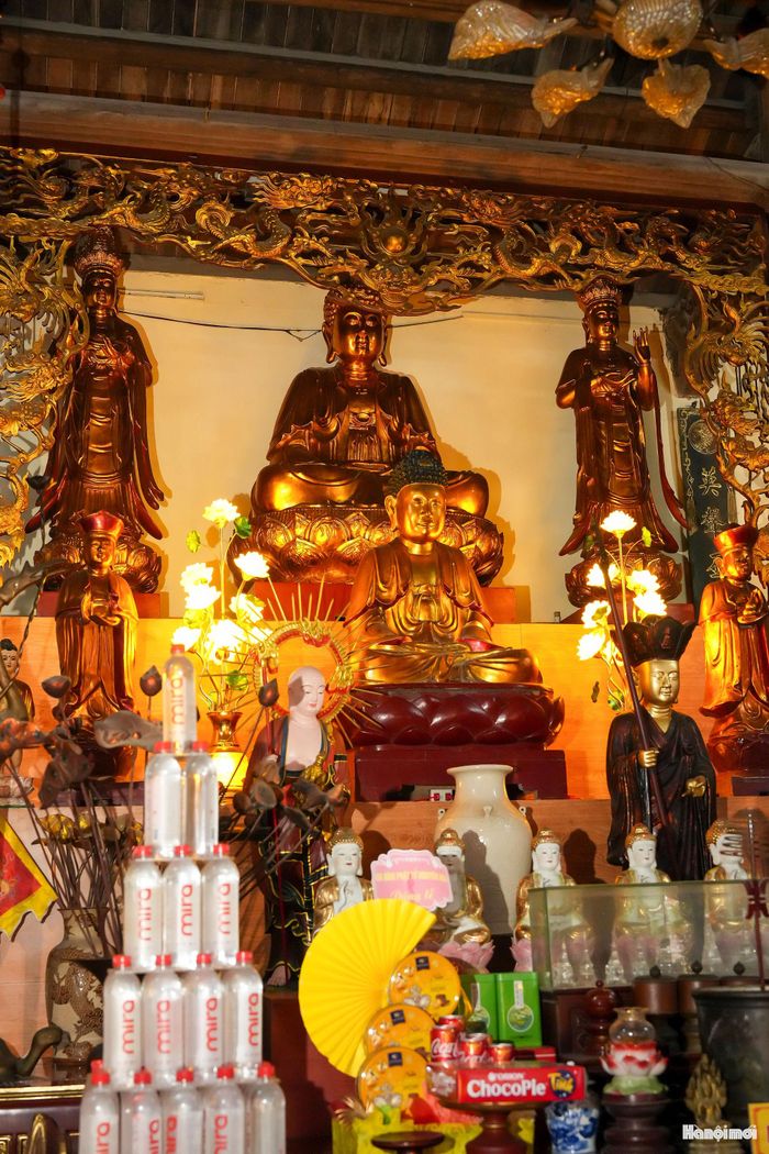 Bộ tượng Tam thế đang ngồi kiết già trên toà sen, nét mặt trầm tư, đôi mắt khép hờ, cánh mũi thẳng, khuôn mặt đôn hậu, suy tư.