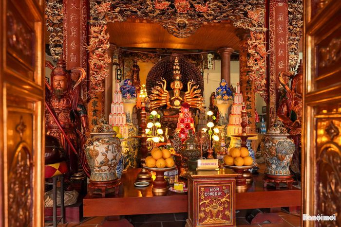 Đáng chú ý hơn cả là pho tượng nghìn mặt, nghìn tay. Đi liền với kiến trúc cùng hệ thống tượng trên Phật điện.