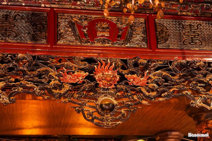 Hiện vật đẹp và quý hơn cả là khám thờ gỗ sơn son thiếp vàng, trang trí tứ linh. Phía trên là đôi rồng chầu mặt nguyệt khá đẹp, mang nét chạm khắc ở cuối thế kỷ XVIII.