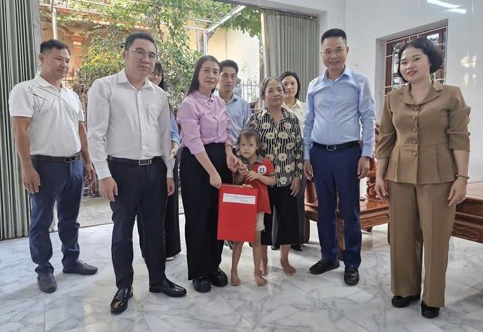 Cùng với trao tặng quà Tết Trung thu, lãnh đạo xã Phú Xuyên động viên các gia đình tiếp tục chăm lo đời sống vật chất, tinh thần để các em có điều kiện lớn lên hoà nhập cùng cộng đồng. Ảnh: PV