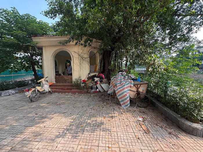Một số người ăn ở, sinh hoạt ngay trong nhà chòi ở vườn hoa. Ảnh: PV