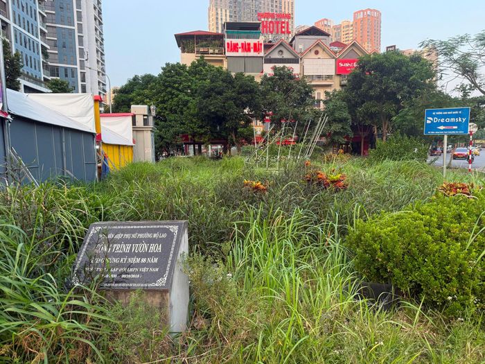 Công trình vườn hoa nay đã thành "vườn hoang" do không được chăm sóc, duy trì. Ảnh: PV