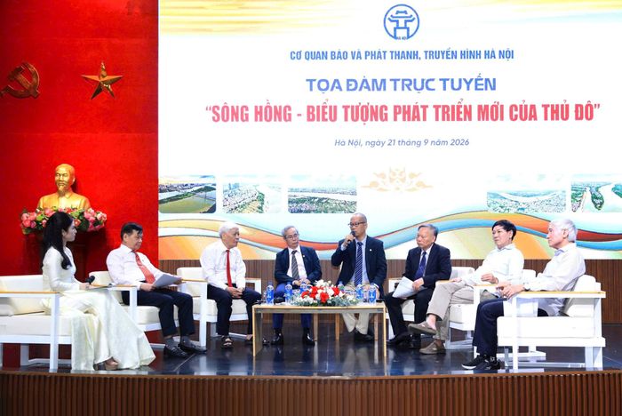 Các khách mời cùng trả lời một câu hỏi chung cuối tọa đàm. Ảnh: Quang Thái