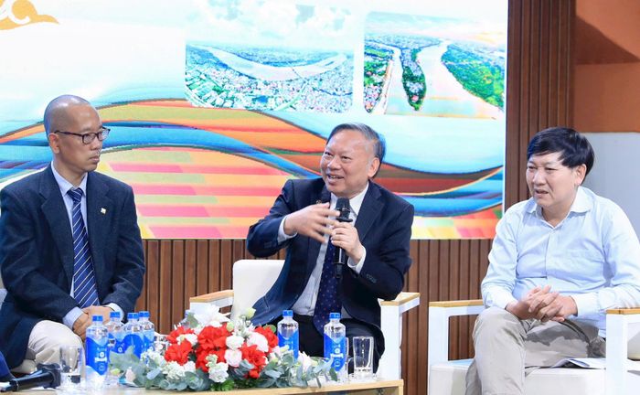 GS.TS.NGND Nguyễn Quang Ngọc, Phó Chủ tịch Hội Khoa học Lịch sử Việt Nam trao đổi. Ảnh: Quang Thái.
