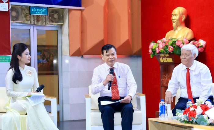 KTS Tô Anh Tuấn trao đổi tại tọa đàm. Ảnh: Quang Thái