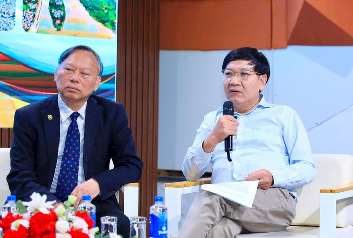 GS.TS Lê Văn Nghị trao đổi tại tọa đàm. Ảnh: Quang Thái