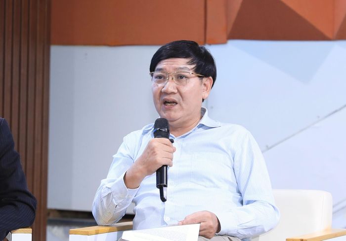 GS.TS Lê Văn Nghị trao đổi tại tọa đàm. Ảnh: Quang Thái
