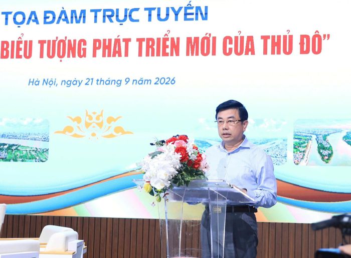 Phó Bí thư Đảng ủy, Phó Giám đốc Thường trực Cơ quan Báo và Phát thanh, Truyền hình Hà Nội Nguyễn Minh Đức phát biểu đề dẫn tại tọa đàm. Ảnh: Quang Thái