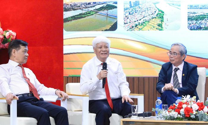 TS Nguyễn Viết Chức trao đổi tại tọa đàm. Ảnh: Quang Thái