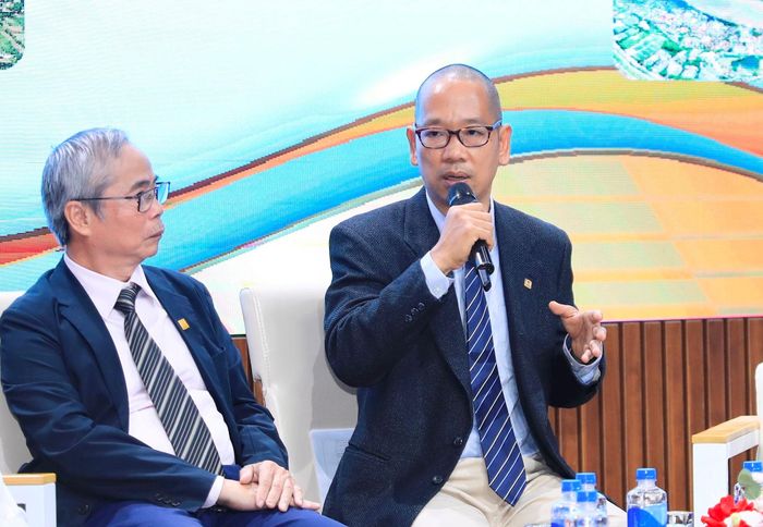 KTS Trần Minh Tuấn trao đổi tại tọa đàm. Ảnh: Quang Thái