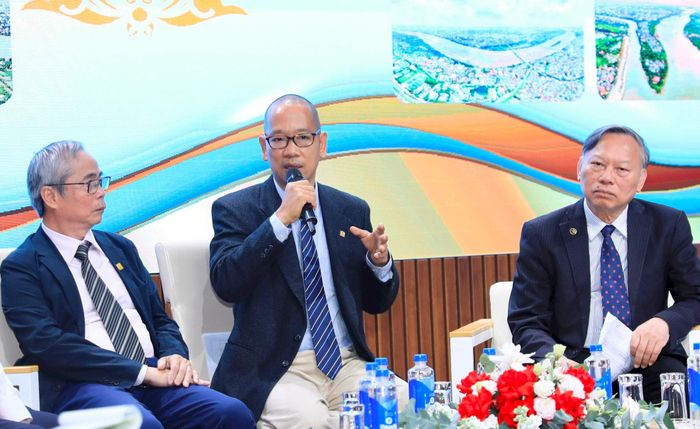 KTS Trần Minh Tuấn trao đổi tại tọa đàm. Ảnh: Quang Thái