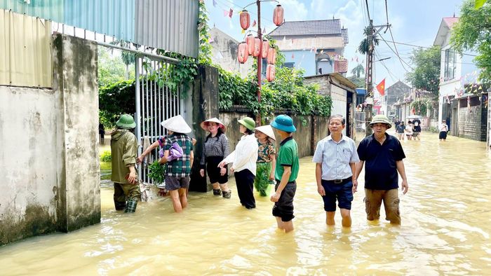 Lãnh đạo xã Quảng Bị kiểm tra, chỉ đạo sơ tán, hỗ trợ người dân khu vực ngập lụt. Ảnh: Vũ Liên