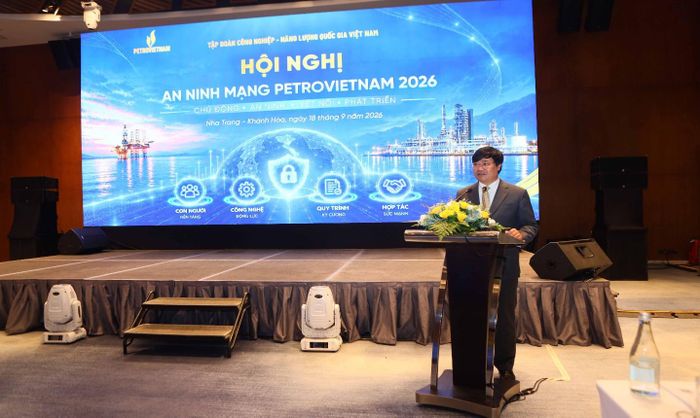 Đại tá Nguyễn Hồng Quân, Phó Cục trưởng Cục An ninh mạng (Bộ Công an) phát biểu tại hội nghị. Ảnh: PETROVIETNAM