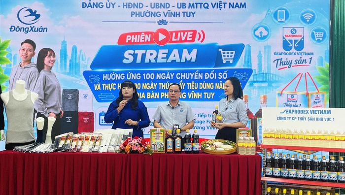 Phiên livestream là cầu nối hỗ trợ các hộ kinh doanh, doanh nghiệp trên địa bàn phường Vĩnh Tuy tiếp cận giải pháp thương mại điện tử. Ảnh: Việt Thắng