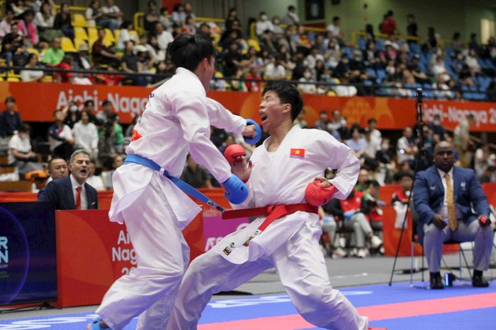 Võ sĩ Khuất Hải Nam (phải) thất bại trong trận tranh hạng ba nội dung kumite nam hạng dưới 67kg. Ảnh: Bùi Lượng
