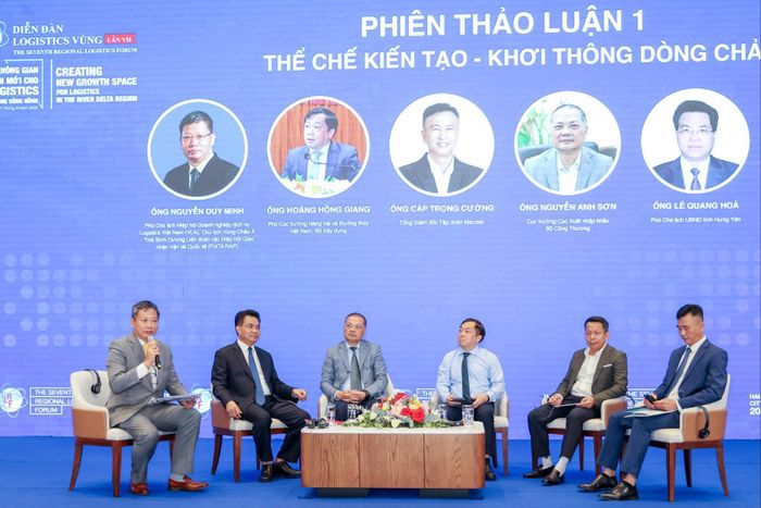 Các khách mời trao đổi tại diễn đàn. Ảnh: PV