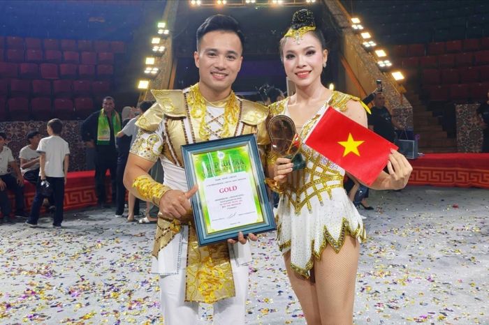 NSƯT Thanh Tuấn - NSƯT Thu Hương tại sân khấu trao giải Liên hoan Xiếc quốc tế ở Tajikistan. Ảnh: NVCC