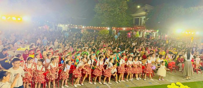 Đêm hội Trăng rằm tại Trường Mầm non Tân Hội diễn ra trong không khí ấm áp, rộn ràng. Ảnh: Ly Ly
