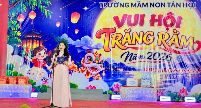 Cô Đỗ Thị Hằng, Hiệu trưởng Trường Mầm non Tân Hội chia sẻ tại đêm hội. Ảnh: Ánh Bình