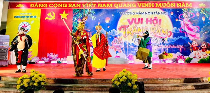 Những tiết mục vui tươi mang đến tiếng cười và không khí rộn ràng cho Đêm hội Trăng rằm. Ảnh: Ánh Bình