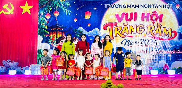 Các em nhỏ có hoàn cảnh khó khăn nhận những phần quà Trung thu. Ảnh: Ánh Bình
