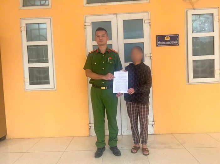 Lực lượng công an trao trả lại tài sản cho gia đình bà T. Ảnh: CACC