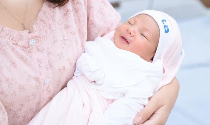 Chị Minh bế con trai mới sinh. Ảnh: BVCC
